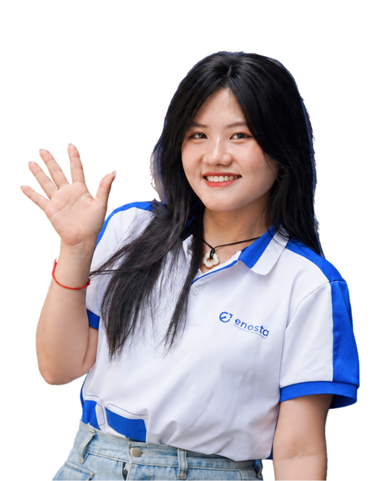 Chân dung mẫu của một nhà thiết kế đang mỉm cười, mặc áo len đỏ.